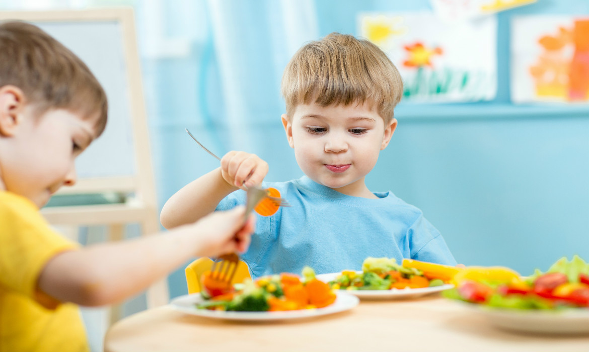Cantina eletrônica para os alunos, dê aos pais o controle sobre quais alimentos eles podem ou não comer, saiba quanto cada pai tem em caixa e disponibilize demonstrativos de gastos no mês.